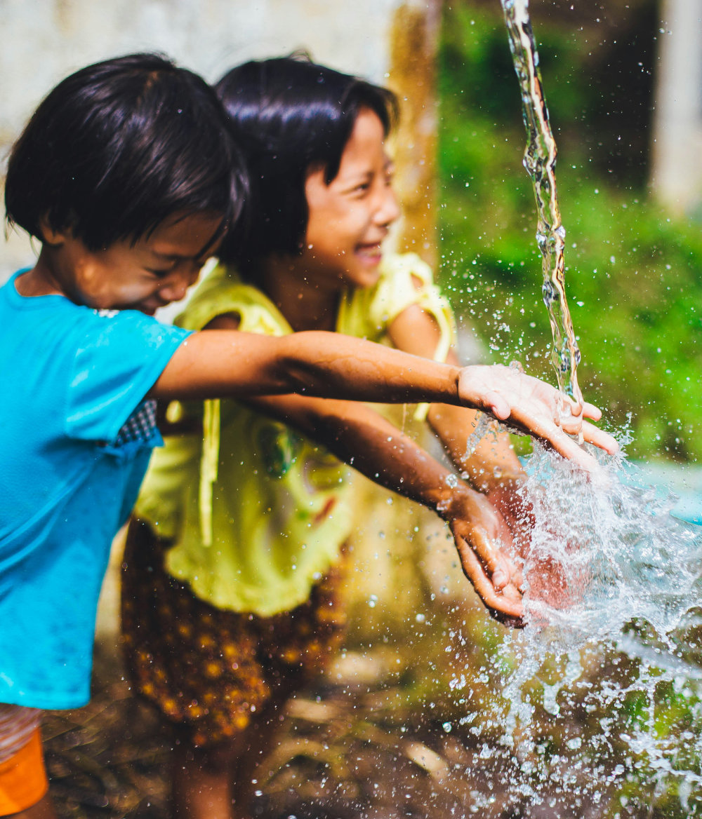Deux petites Thaïlandaises jouent avec l'eau.